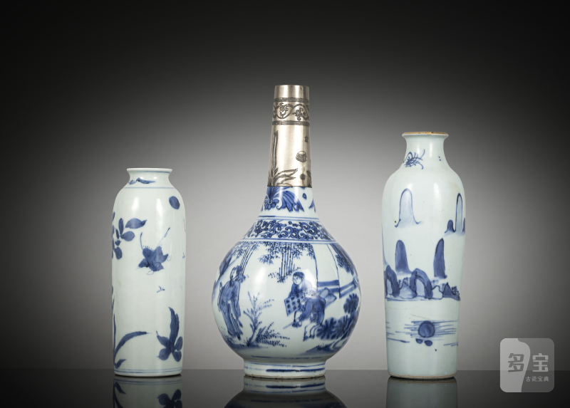 Two small sleeve vases and a porcelain bottle vase with underglaze blue decoration - 图2